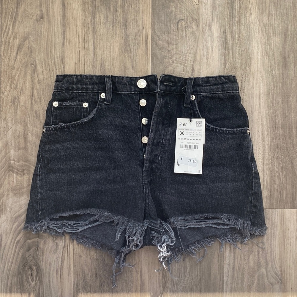 Black jean Zara shorts with tags!